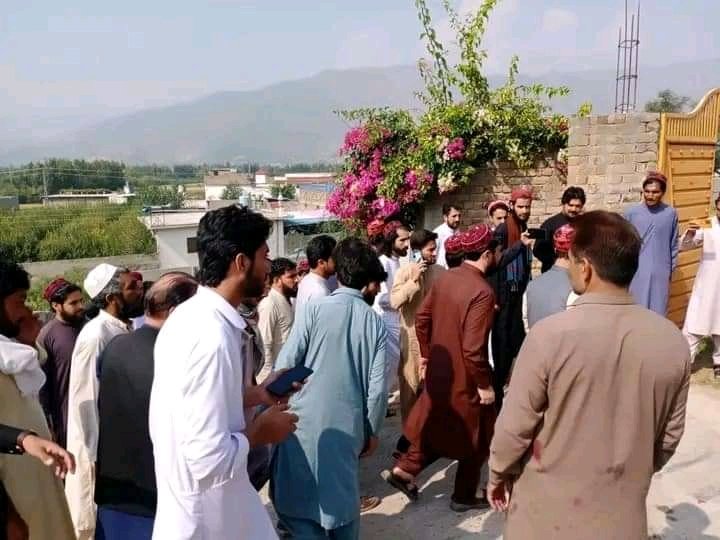 ENGRSultanMehm1's tweet photo. مشر منظور پشتیںن سره د ملګرو سوات ته ورسېدو لګ ساعت پس به سوات اولسې پاڅون لا خوا رابلل شوي احتجاجی مظاهره  کښی شرکت کوی ❤️🥰✌️
#SwatSitin 
#PashtunLivesMatter https://t.co/QXlOrTWGX5
