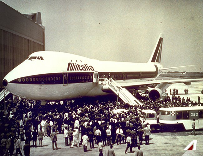 Nacelles_PPAS's tweet photo. @daccoulon @UParisNanterre @tuBraunschweig @UTJeanJaures @AeroclubFrance @MuseeAirEspace @AeroSociety @RAFMUSEUM @AvCulturesConf @SmithsonianAnd @laurentalbaret @aero_scopia @FNAMaviation Roberta Corsi (@UnivLHNormandie) défriche dans un article de varia les relations "#Aéroports et #navigation aérienne : la question des #infrastructures du #transport aérien dans l’#Italie des années 1970" ✈️ https://t.co/t4jwyqhKRq https://t.co/9nmazte83S