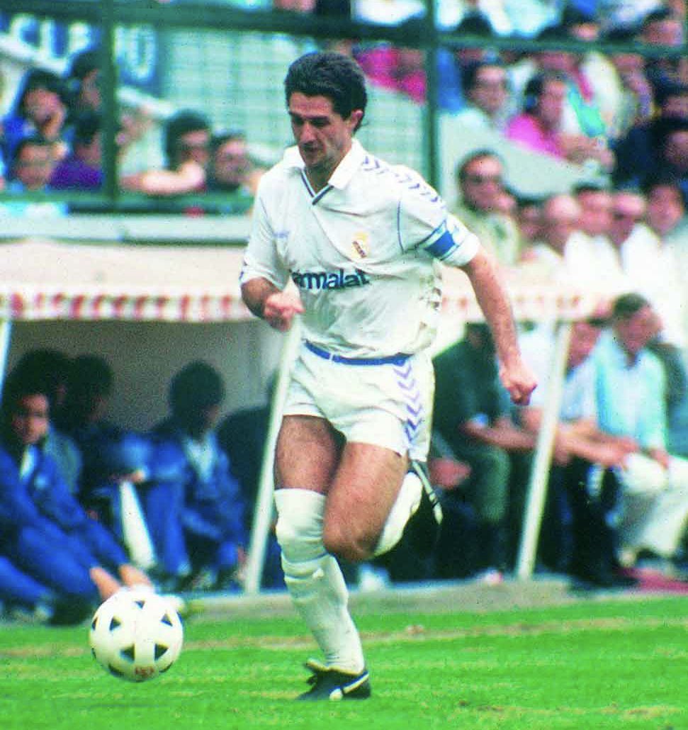 voltasport's tweet photo. 🇪🇸 Miguel Porlán Noguero 𝗖𝗛𝗘𝗡𝗗𝗢
📍 Totana, Murcia 12/10/1961
🏟 Lateral derecho 🌍 @SEFutbol (26)
👕 #CastillaCF @realmadrid 
Carrera entera en el Real Madrid, integrante de la Quinta del Buitre, ganó 1 UCL, 7 Ligas y 2 Copas entre otros títulos. Jugó 2 Mundiales. #ESP https://t.co/0eA3hHnjA2