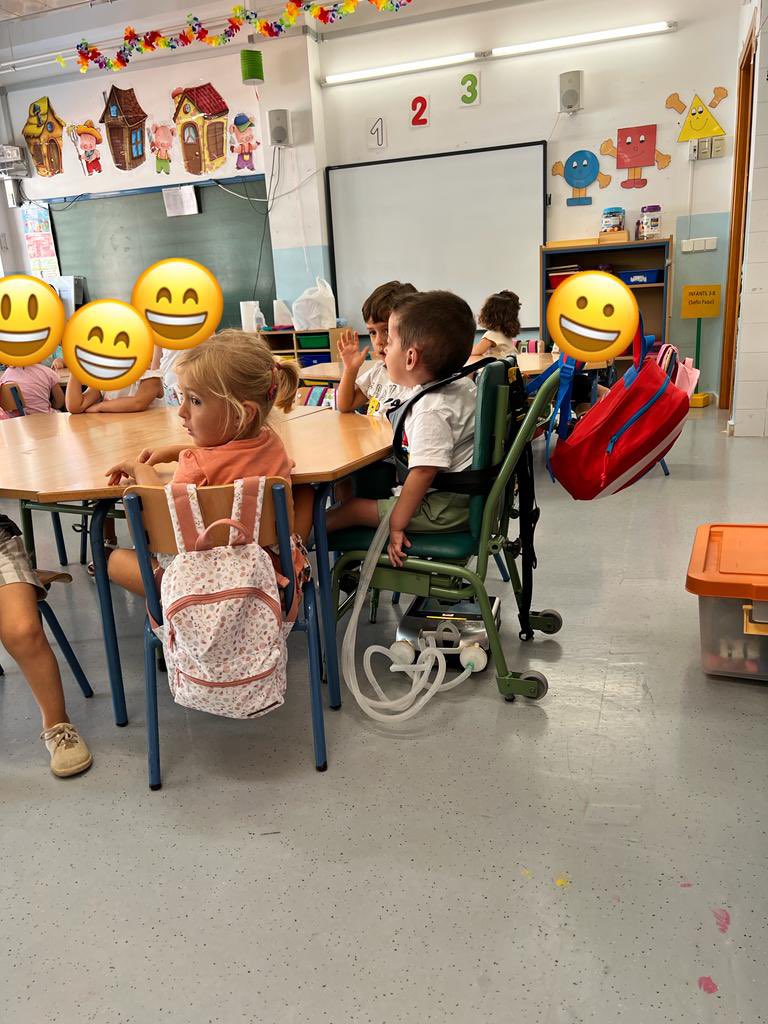 ¿Qué pasa con la conserjería de salud y la de educación de la Junta de Andalucía que todavía no le han puesto la enfermera a Adrián? Se están aprovechando de que son sus padres los que van a atenderlo durante toda la jornada escolar, si no fuera así, Adrián no podría ir al cole