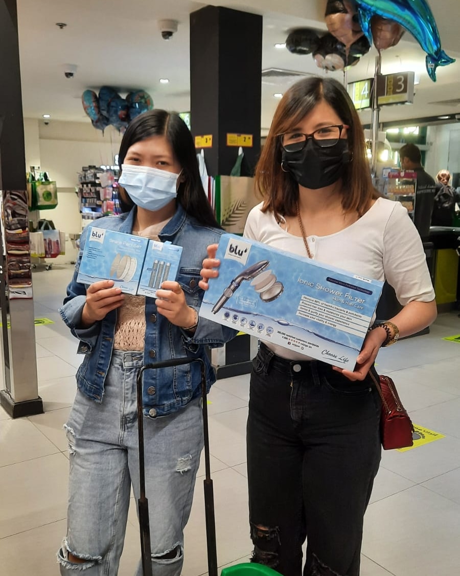 blufilterqatar's tweet photo. Ladies feel safe and satisfied with showering water. #bluShowerFilter removes chlorine, solid impurities and other harmful chemicals from the water and results are amazing! It helps prevent hair loss and moisturizes the skin. After a long day of work enjoy the soft rainfall jet https://t.co/6aNoVgSaEM