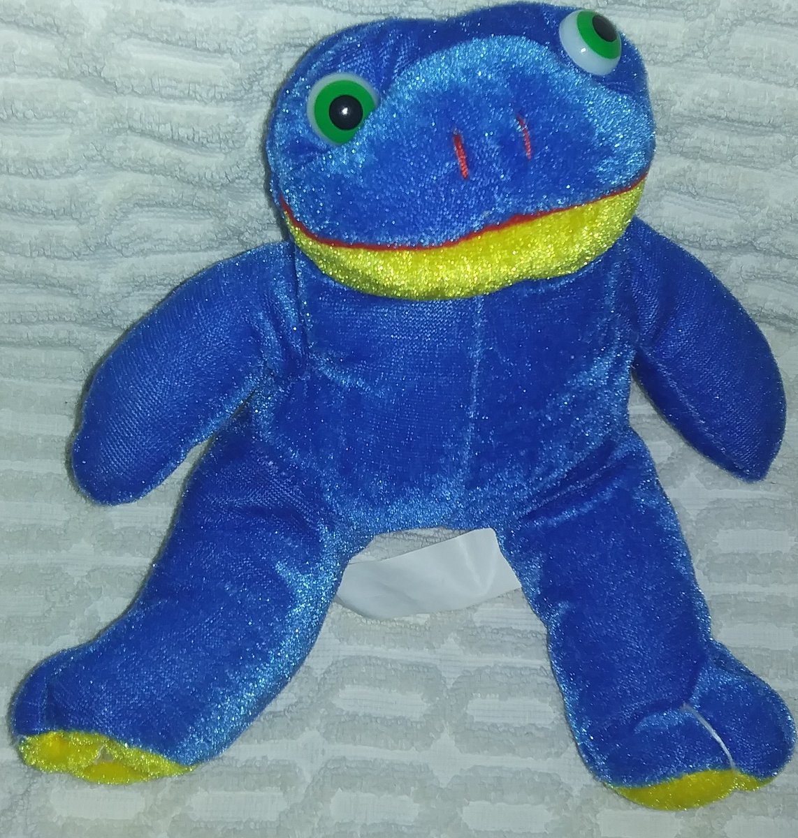 bluepoodle7's tweet image. #HighIntensityPrizesPlush #Frogplush 
This is a Hip High intensity prizes blue yellow green eyed frog plush and got this little one while thrifting and is pretty hard to find and its eyes are unique.
