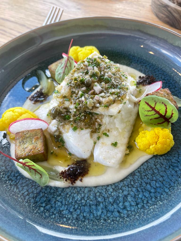 MICHELINgidsBNL's tweet photo. De Aziatische begeleiding van rauwe coquille, de pittige aciditeit bij gestoomde schol en als afsluiter de gourmandise van een parfait van notenboter, hazelnoot en gebakken ananas ... Wat is @deknip me een geweldige #BibGourmand!

#Voorschoten https://t.co/c6M0YJYXwN
