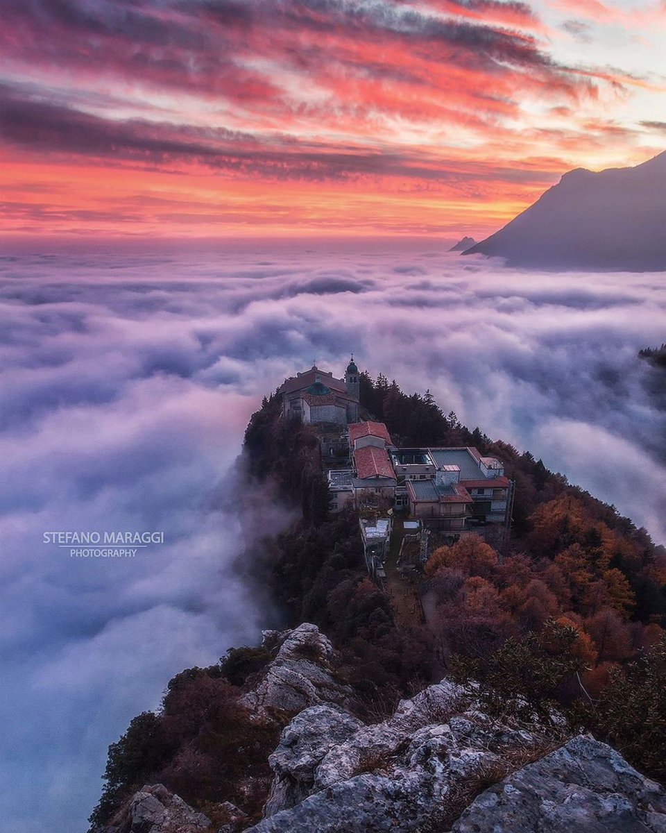 GardaOutdoors's tweet photo. Nei dintorni di Tignale (BS), su uno sperone di roccia del Monte Cas, sorge l’imponente Santuario di #Montecastello (691 m), detto anche Santuario della Madonna della Stella.
⬇️
https://t.co/PmcqPrDlPb
📸stefano_maraggi_photography https://t.co/A5e5XrytOD