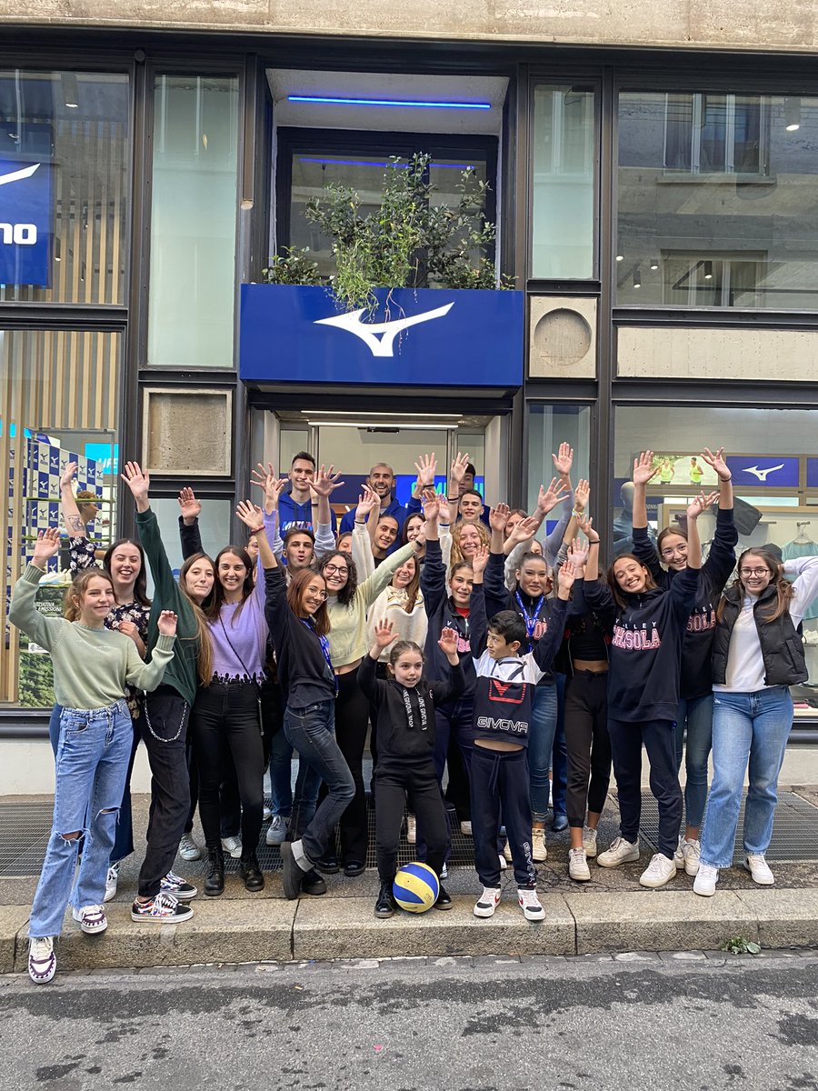 mizunoitalia's tweet photo. Che spettacolo ieri al #Mizuno Flagship Store #Torino con i Campioni del Mondo di #Volley 🏐🏆🇮🇹

#MizunoItalia #MizunoVolley #ReachBeyond https://t.co/teZjAaze2r