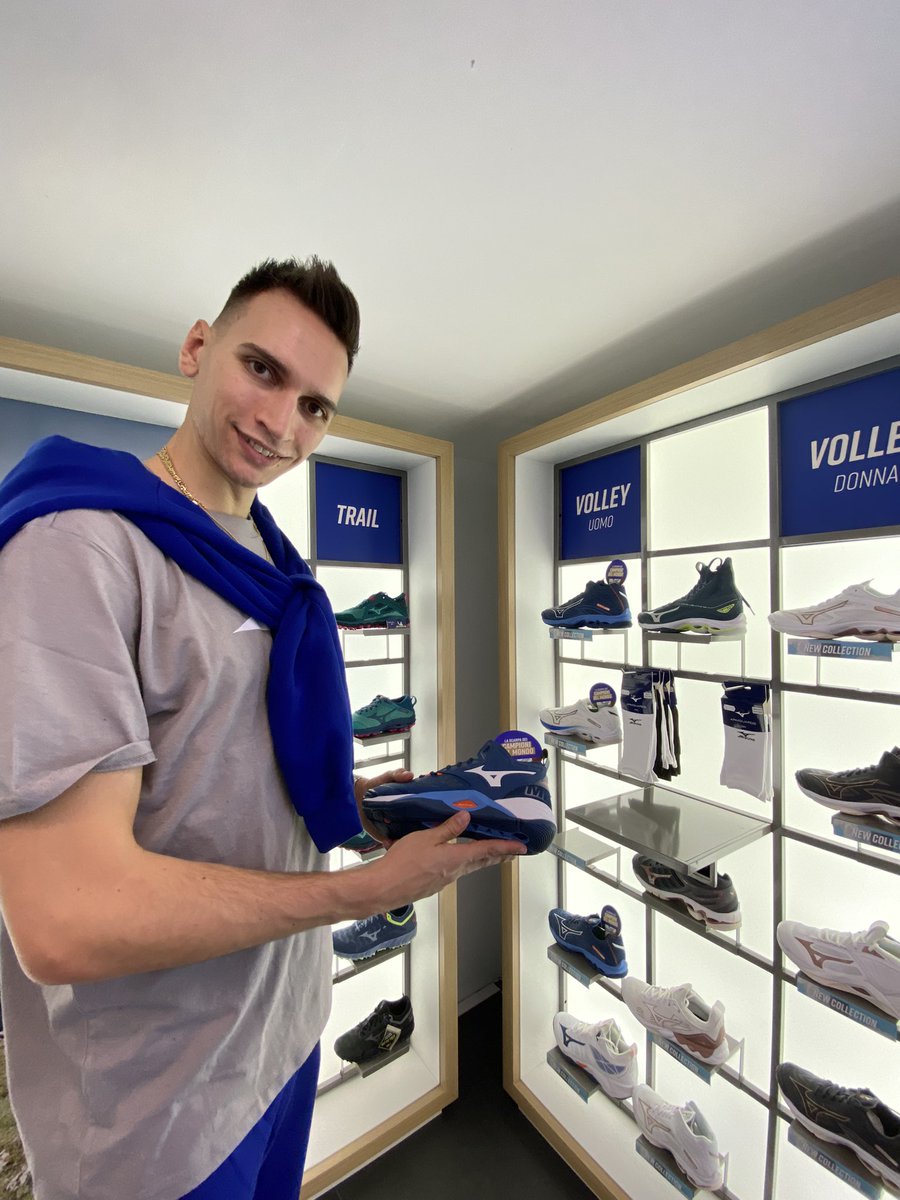 mizunoitalia's tweet photo. Che spettacolo ieri al #Mizuno Flagship Store #Torino con i Campioni del Mondo di #Volley 🏐🏆🇮🇹

#MizunoItalia #MizunoVolley #ReachBeyond https://t.co/teZjAaze2r