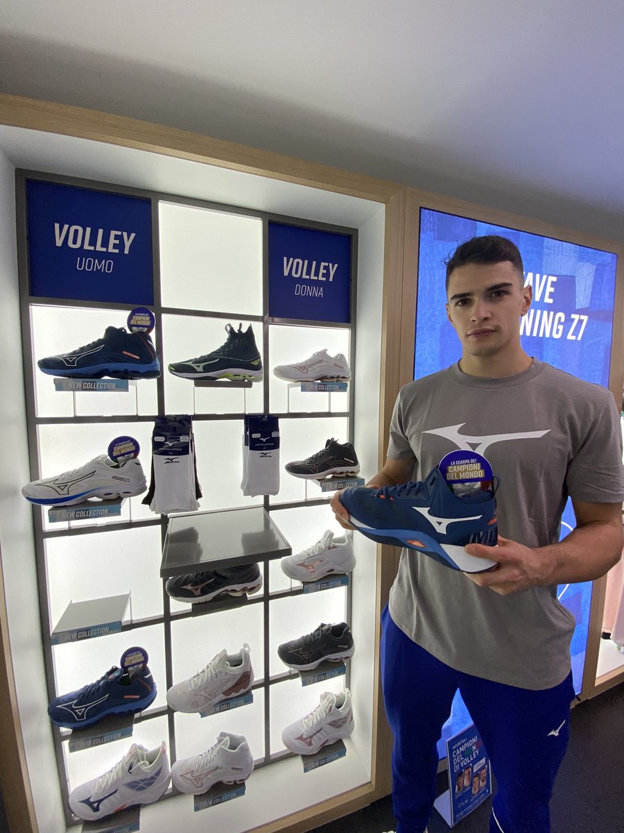 mizunoitalia's tweet photo. Che spettacolo ieri al #Mizuno Flagship Store #Torino con i Campioni del Mondo di #Volley 🏐🏆🇮🇹

#MizunoItalia #MizunoVolley #ReachBeyond https://t.co/teZjAaze2r