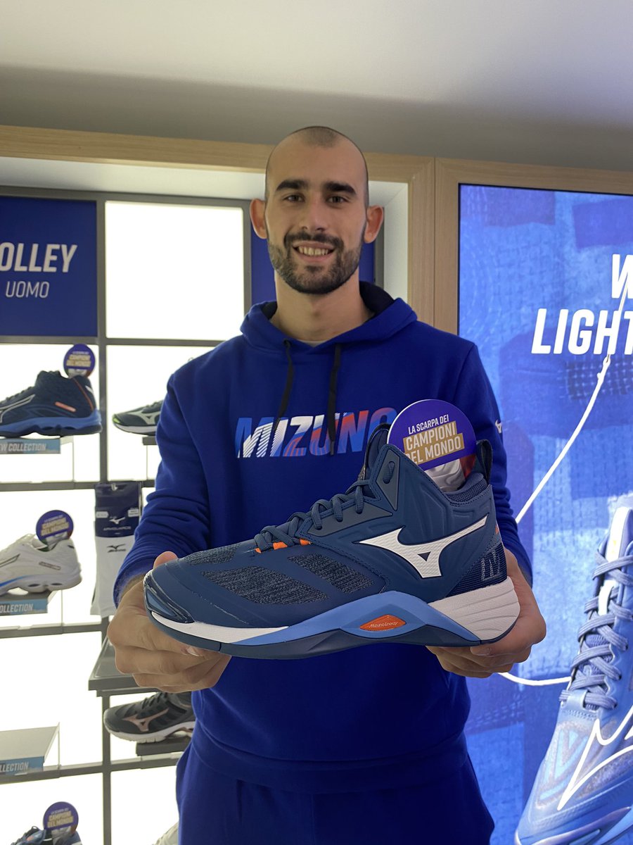 mizunoitalia's tweet photo. Che spettacolo ieri al #Mizuno Flagship Store #Torino con i Campioni del Mondo di #Volley 🏐🏆🇮🇹

#MizunoItalia #MizunoVolley #ReachBeyond https://t.co/teZjAaze2r