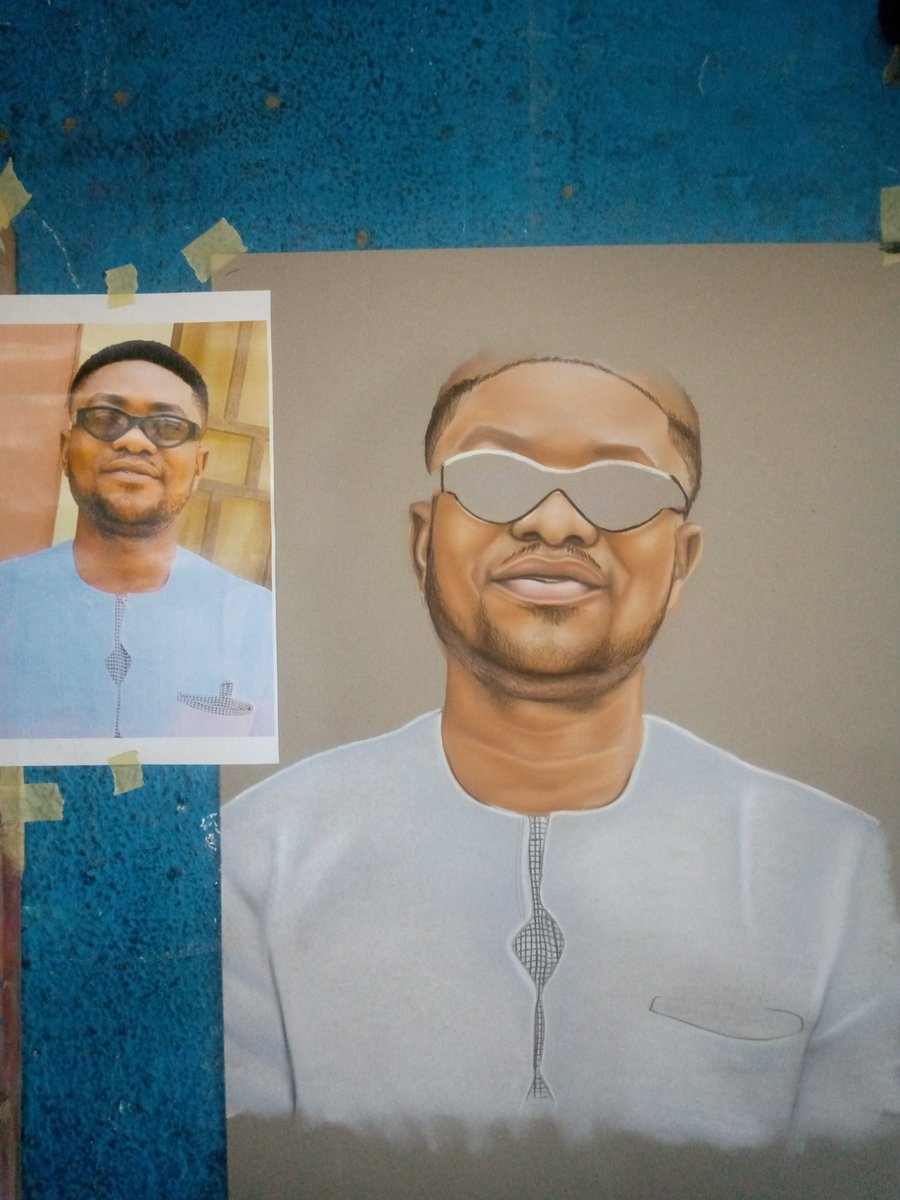 Hectolala's tweet photo. Another work done and delivered ✅
Size: 16" x 20" inches
Time: 3 working days😂🤭
Medium: pastel chalk, skin tints pencil and charcoal pencil
We can get this done for you also for an affordable price✨🤲🏾
#pastel #artist #ArtistOnTwitter #sabinus #TEMS #LastLast #black_artz https://t.co/b8LCtkVHZV