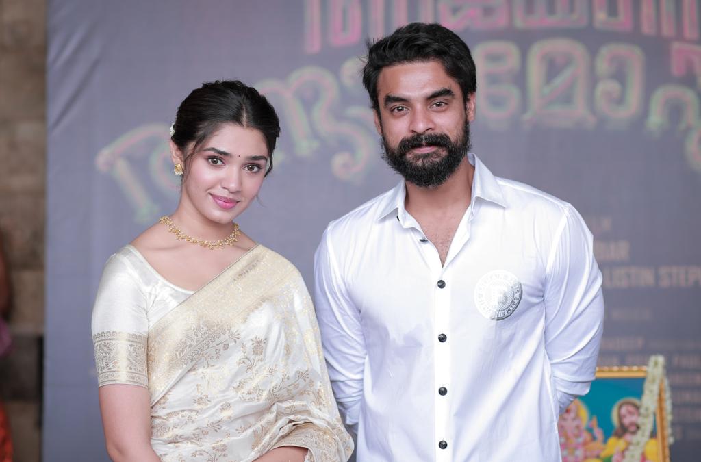 LadiesfansTfwai's tweet photo. #AjayanteRandamMoshanam
#TovinoThomas ❤️

@ttovino - @IamKrithiShetty - @aishu_dil - @jithin_lall - @dopjomon - @UGMMovies - @magicframes2011 - @basiljoseph25  @Rohinimolleti @UrsPramodShetty @harishuthaman https://t.co/5nvlmS7SSI