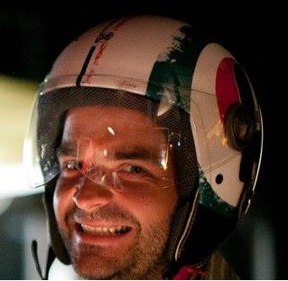 MarisResnis's tweet photo. NOZAGTA - šonakt , garnadzis no manas Vespas bagāžnieka nozaga šo ķieri - specifiska, jo vecs modelis ( jaunajiem ir otrādi sarkana līnija ar zaķu punktu) , Cerība atrast ļoti maza, bet , ja kāds piedāvā tad ziņo man! Tā ir Vespas ķivere - mocim nederēs , ja nu redzi SS vai citur https://t.co/EG9GpGSZf1