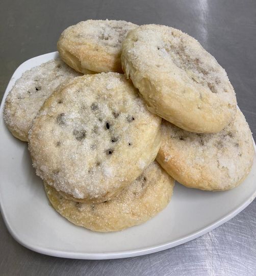 DGCScarb's tweet image. Eccles Cakes. A centuries old British recipe for a small, round pie made from delicious flaky pastry &amp;amp; packed with a mixture of sweet currants &amp;amp; spices; traditionally served with Lancashire cheese.😋#EcclesCakes #BritishRecipes #FlakyPastry #TastyTuesday #CoffeeShop #GardenCentre