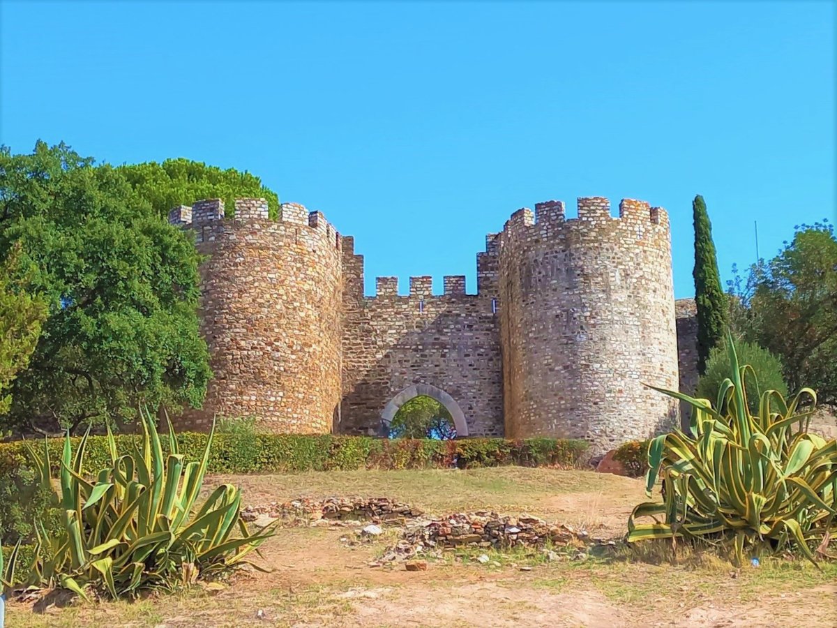 solubema's tweet photo. 📷 Medieval Castle Vila Viçosa, built by D.Dinis Sec.XIII, Manueline Gothic style, features a square plan
#vilaviçosa #alentejo #monumentdesign #marble #vigaria https://t.co/2AfXrlgPb7