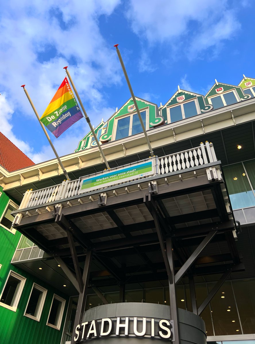 🏳‍🌈Feest! We vieren #ComingOutDay. Op het Stadhuis hijst dit jaar wethouder @slegersgerard samen met @zaanseregenboog de regenboogvlag als teken van tolerantie en diversiteit: 'Iedereen in Zaanstad moet zichzelf kunnen zijn. Discriminatie kunnen en mogen wij niet accepteren'.🌈