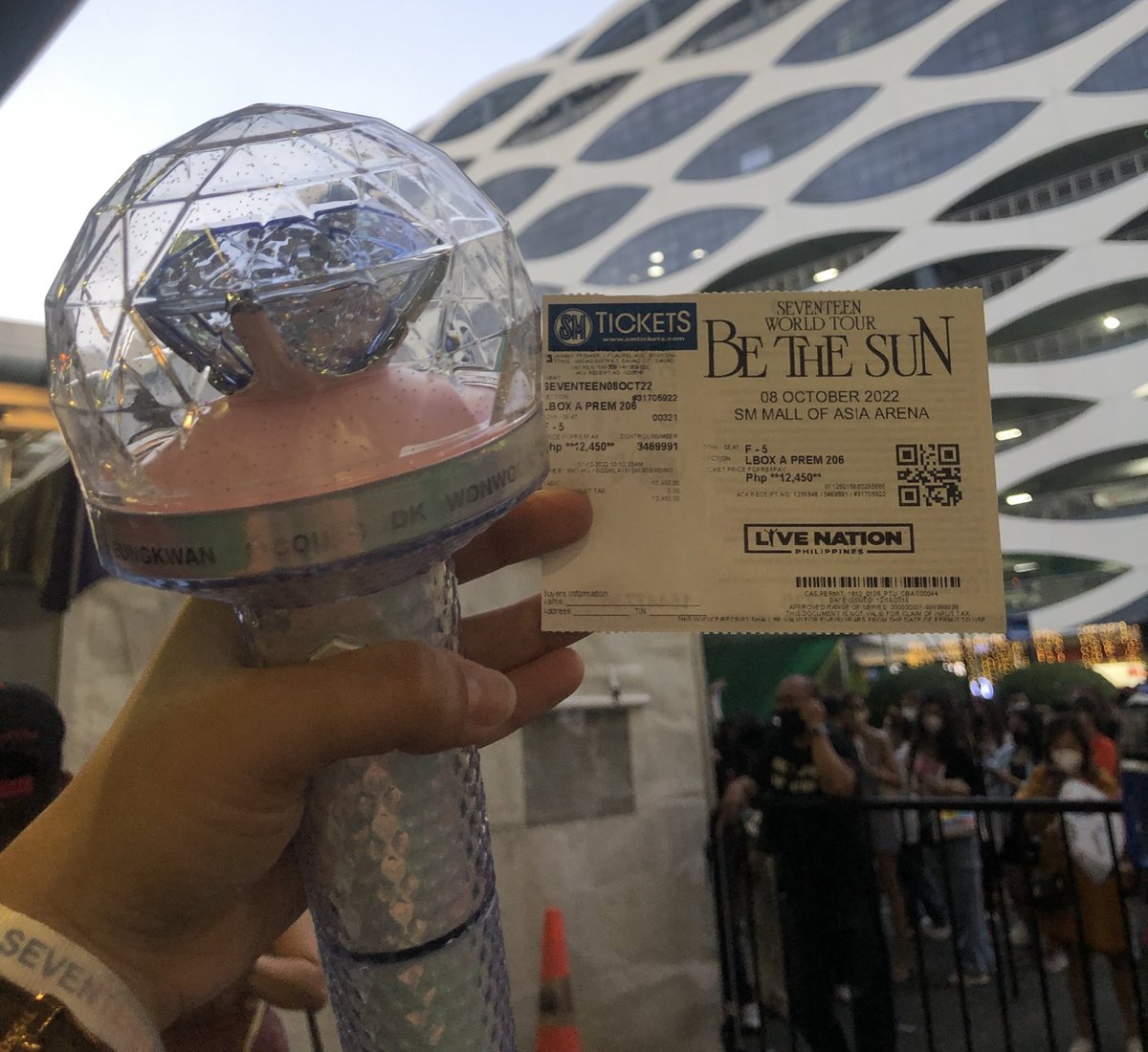 glenbue__'s tweet photo. flew and went home🥺 sebong, seeing you was a dream fulfilled! 

#BeTSinMANILA https://t.co/nrRNDgU0d4