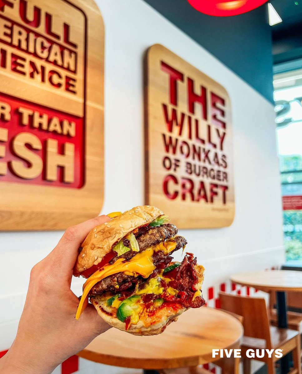 FiveGuysItaly's tweet photo. Sempre freschi! Non abbiamo freezer: i nostri burger sono preparati al momento con manzo appena macinato, per un risultato morbido e goloso davvero unico! (📸:@athomewithsarahellbee) #FiveGuys #FiveGuysItaly https://t.co/wyp1r8T6Hg