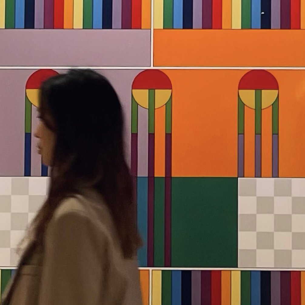 DesignMuseum's tweet image. We’re sharing a photo of a visitor in our new free display #ParablesForHappiness🌈.

From brightly coloured chairs to murals promoting joy, explore the vibrant aesthetic of artist and designer @YinkaIlori_.

‘Yinka Ilori: PARABLES FOR HAPPINESS’ is now open until next summer.💛