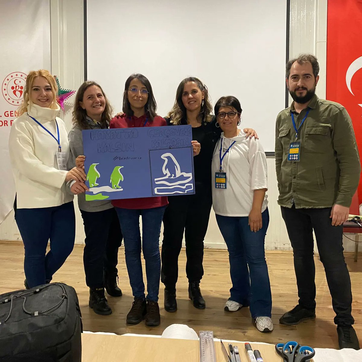 Kutup4004's tweet photo. Peki kutuplara sanatsal bir dokunuş yaparak farklı bir bakış açısı kazanmaya ne dersiniz?
Kutup araştırmalarında hangi meslekler var?
@sayar_yesim hocam ve Dr. Canan ÇOLAK SEYMEN hocamın bu eğlenceli ve ufuk açıcı etkinliği için çok teşekkür ediyorum 🦋
#tübitak4004 @Trabzon_MEM https://t.co/ZoaWAck86E