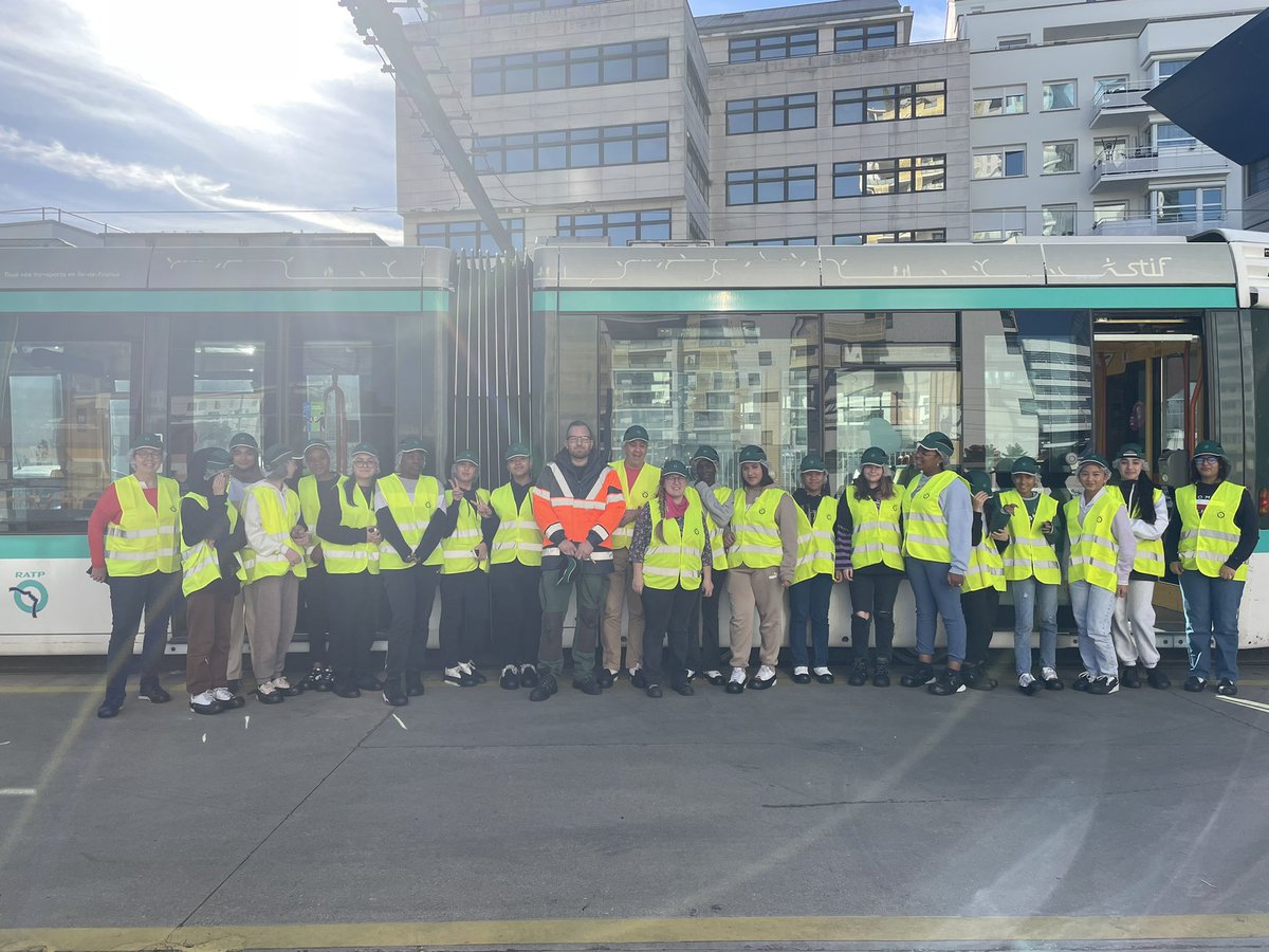 Ellesbougent's tweet photo. 🚋 Dans le cadre de la #Smartcityweek, 18 collégiennes participent à une visite d’atelier de maintenance du Tramway 2 organisée par @RATPgroup
#Ellesbougent #EB #EB2022 #Smartcityweek https://t.co/unKscAj7K1