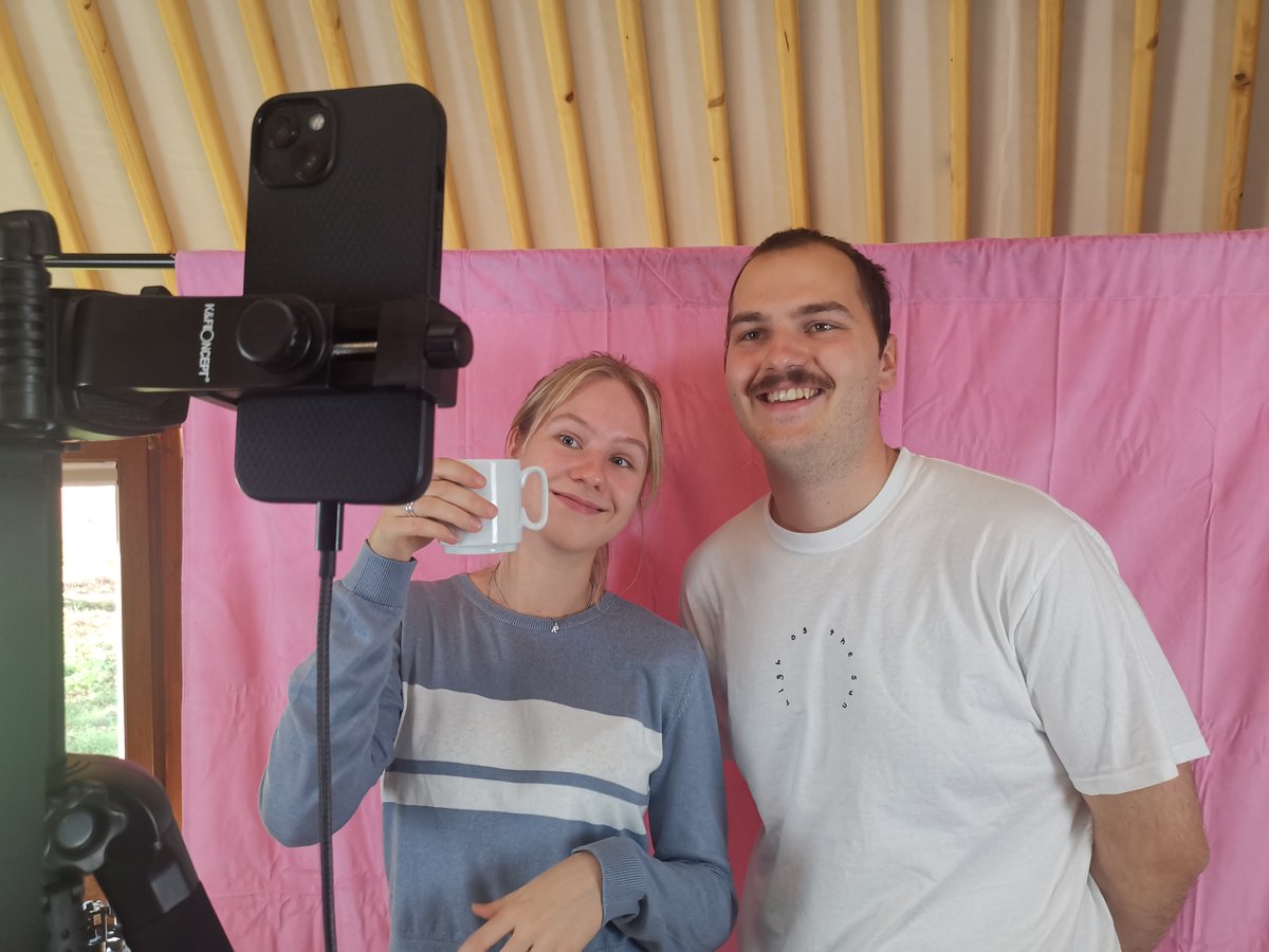juuuport's tweet photo. Bei unserem Social Media Camp am vergangenen Wochenende haben sechs Scouts Videos für TikTok gedreht. Sie geben Tipps, wie Gleichaltrige sicher im Netz unterwegs sein können. 
Kennst du schon unseren TikTok-Kanal? 🙂 
Folge uns! 👉 https://t.co/Nd1jp2oKv1
#RespektimNetz #juuuport https://t.co/TW6NVjag3p