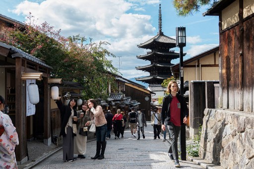 ChannelNewsAsia's tweet photo. IN PICTURES: Tourists arrive in Japan as the country reopens its borders for visa-free travel, after 2.5 years of restrictions due to the COVID-19 pandemic https://t.co/OmonDnNUDM
(Photos: AFP) https://t.co/eSpe479Puo