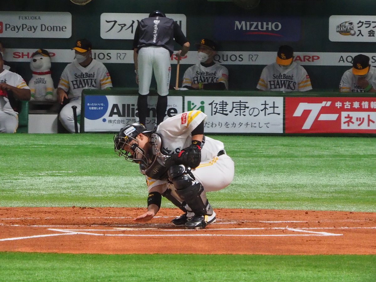 186173170h's tweet photo. ホームベースを綺麗に払う姿に毎度グッときます https://t.co/ehYd4MlsCm