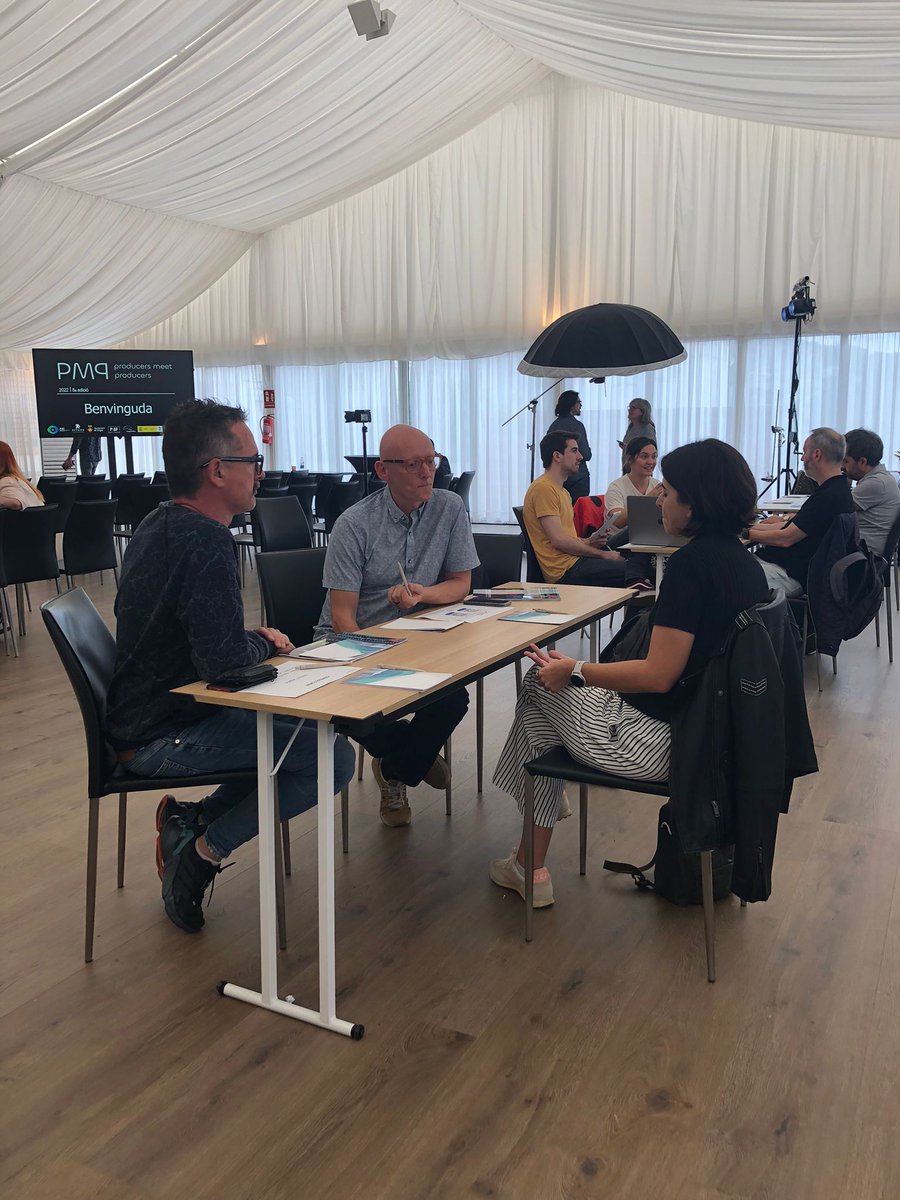 Que comenci l'intercanvi d'idees! 💡 Els projectes seleccionats pel #PMP2022 es reuneixen amb productores consolidades en forma de consultories i mentories 🤝 

Això és l'essència del Producers Meet Producers: una incubadora per a productores audiovisuals de nova creació
