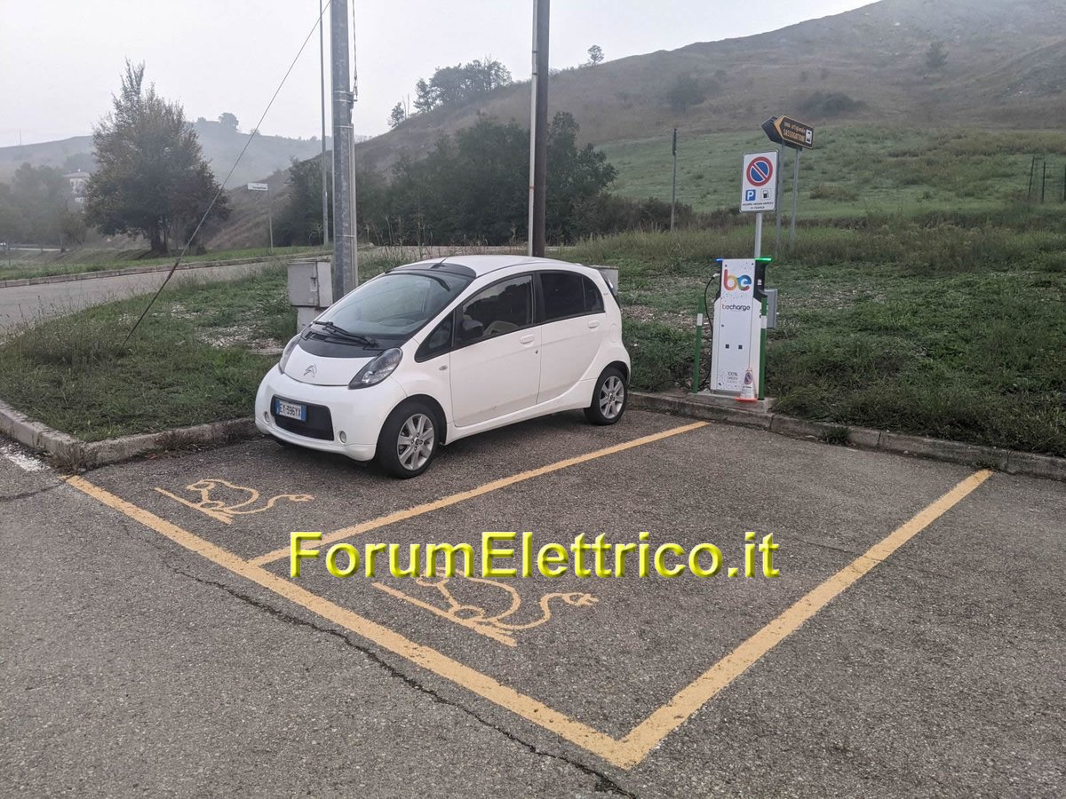 forumelettrico's tweet photo. La colonnina Be Charge da 22 kW situata a Baiso RE in Via Sassogattone: è un parcheggio di una zona industriale ed a pochi metri c'è un bar con orario di apertura molto lungo https://t.co/uafF1wQutP #ReggioEmilia #Baiso #BeCharge https://t.co/xf88BHb9OA