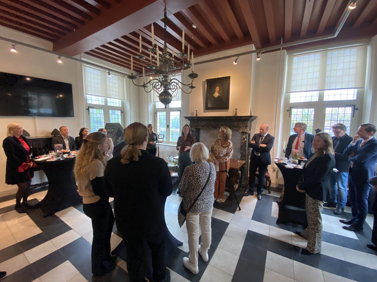 marcelbelt's tweet photo. Verdiend! ⬇️ Unieke prijs voor uniek onderzoek. 
Waar anders dan in @Gemeente_LV werd gisteren de Christiaan Huygens Wetenschapsprijs uitgereikt. 
In @MuseumHofwijck #Voorburg woonde Neerlands grootste wetenschapper en werd de basis gelegd voor uniek onderzoek en uitvindingen 💫 https://t.co/Hr3esi3SCJ
