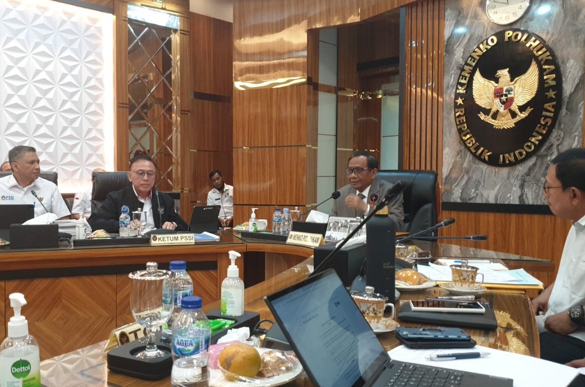 Saat Timnas menang jumpa pers paling depan, bahkan ngundang media serta tampil dangdutan di Indosiar. Giliran ada kaSUs kayak gini pergi lewat pintu belakang ngindari kawan-kawan Media..