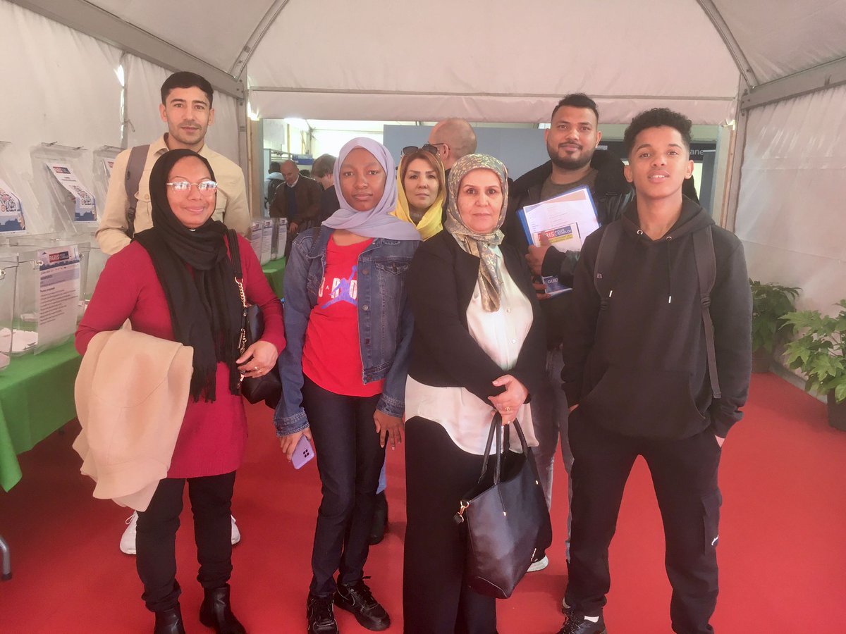 _LePole's tweet photo. 📢Le groupe PEE 6 a réalisé le 07/10 une sortie au #SalonDelEmploi à Paris. Une belle occasion pour les stagiaires de concrétiser leurs projets professionnels, postuler à des offres d'#emploi et réaliser leurs premiers entretiens d’#embauche ! #Formation #insertion #insertionpro https://t.co/hExDtEalo4