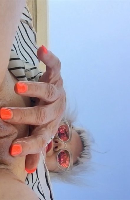 Filmy summer dress blowing in the breeze, no panties and camera angled upskirt.  Sounds like fun ...<a href="/tag/matureisbetter"class="tags"><span>#matureisbetter</span></a><a href="/tag/maturemother"class="tags"><span>#maturemother</span></a>