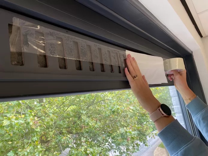 amandeltje2's tweet photo. De energierekeningen schieten door het dak. Dus isoleren wat we isoleren kunnen. Ook de ventilatieroosters boven het raam.

Het klink logisch om deze barre energietijden de luchtroosters boven de ramen af te plakken. Er kan immers minder warme lucht ontsnappen. Maar doe dat niet. https://t.co/wAj9jolfeI