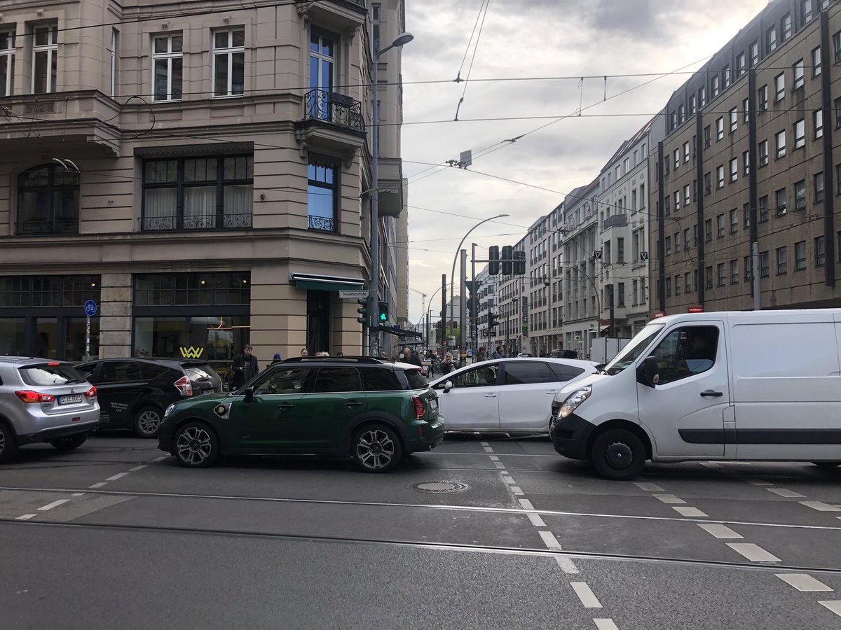 Das tägliche Bild für Fußgänger in #Berlin an der Kreuzung Invalidenstrasse/Chausseestrasse in #Mitte. Autos fahren auf die verstopfte Kreuzung und versperren den Fußgängerüberweg bei grüner Ampelphase für die Fußgänger.