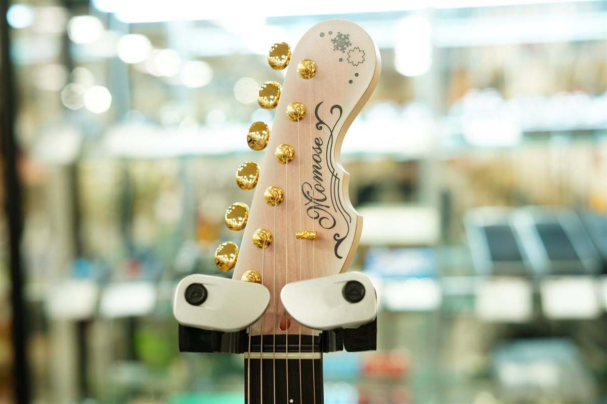 white_guitars_'s tweet photo. 三村です
MOMOSE
MJM-Fuyuzakura-’21WSE/E (PK/WH-B-MAT)
https://t.co/wMSF4Qsm3E
限定10本製作
美しいホワイトとピンクのグラデーションに雪の結晶の形をしたインレイが映える一本。
レスポンス良くピッキングに反応してくれます。
#WhiteGuitars #momose #MPCguitars #MCstore https://t.co/Lk5VsKYfOX