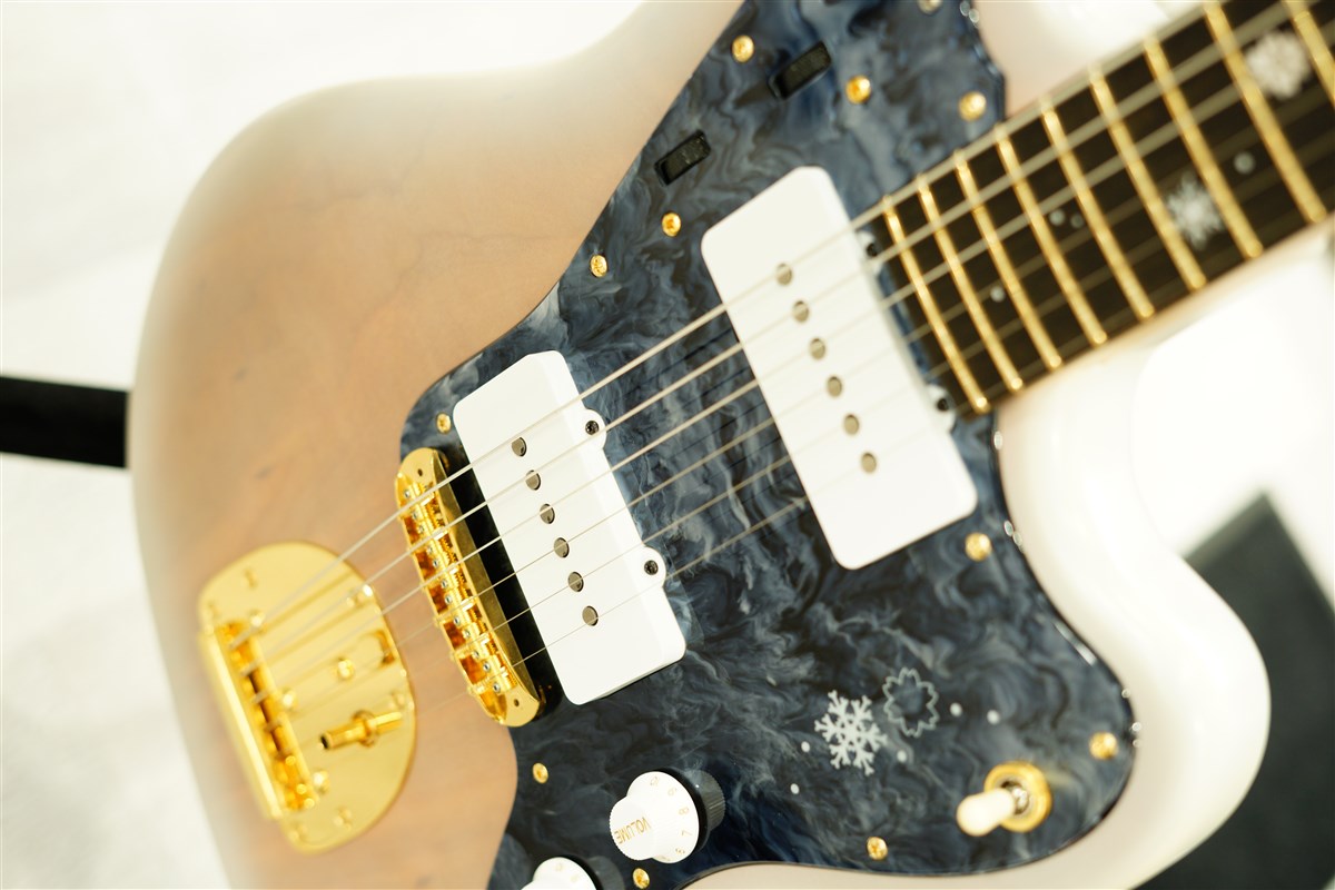 white_guitars_'s tweet photo. 三村です
MOMOSE
MJM-Fuyuzakura-’21WSE/E (PK/WH-B-MAT)
https://t.co/wMSF4Qsm3E
限定10本製作
美しいホワイトとピンクのグラデーションに雪の結晶の形をしたインレイが映える一本。
レスポンス良くピッキングに反応してくれます。
#WhiteGuitars #momose #MPCguitars #MCstore https://t.co/Lk5VsKYfOX