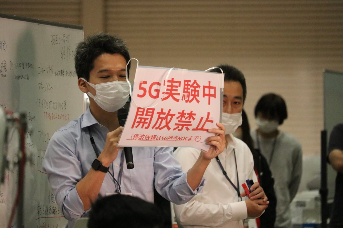 ShowNet_NOCTeam's tweet photo. 今回は幕張メッセの会場内に、なんと合計7つものローカル5Gシステムを構築しました。主に電波を遮蔽するシールドテント/電波暗箱の中に基地局と端末を設置して、実際に電波を発射した状態でのデモンストレーションを実施しました。
#shownet
#interop22
#ローカル5G
#ローカル5Gデモ https://t.co/7jqie6AlAX
