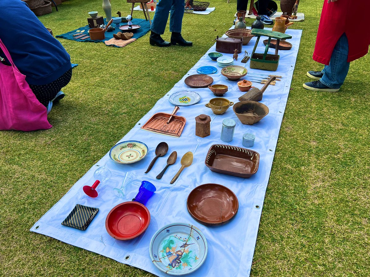 EyeOnKyoto's tweet photo. Dragon eggs, bric-a-brac, 100-year-old-boro and more at the @heiannominoichi antique market at Okazaki Park. 

#kyoto #japan #antique #market https://t.co/fSYY81mrfH
