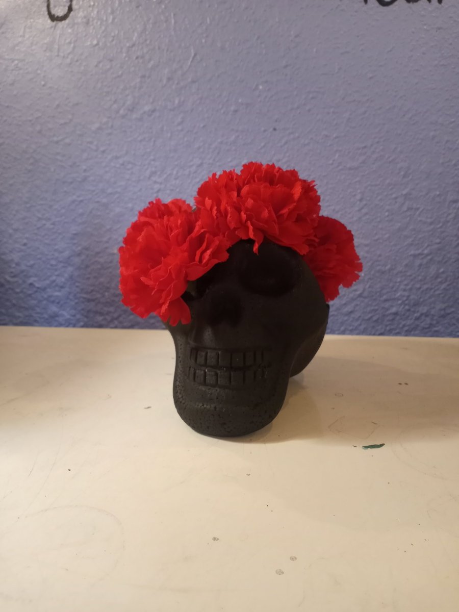 AlizaWalker15's tweet photo. :: rebel red ::
Day 10: decay
I bought a foam skull at the dollar store and turned it into this :) sorry I'm late the the party. 
@twentyonepilots
@tylerrjoseph @joshuadun @artbytheclique 
#cliqueart #twentyonepilots #cliquetober https://t.co/vZlRrSGwT0