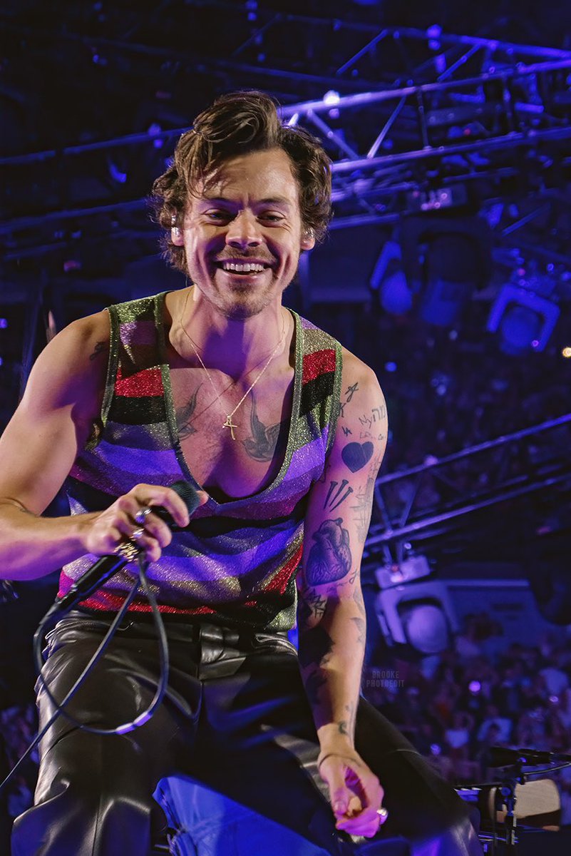 HLDTour's tweet photo. Harry Styles, live from United Center.
#LoveOnTourChicago #Residency3
10.10.22

📸: @brookephotoedit https://t.co/6LNbN8Qwjh