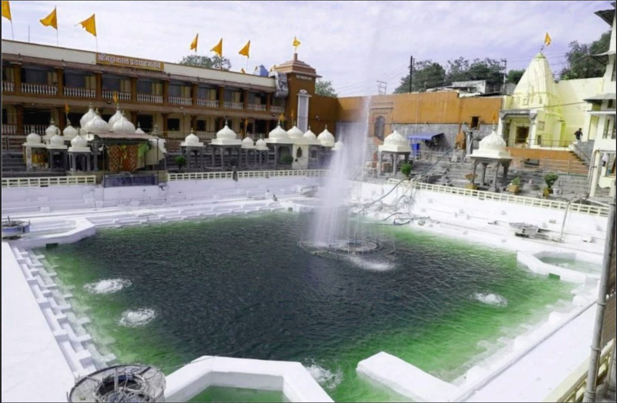 Bole_MP's tweet photo. #मेरे_महाकाल #चलो_उज्जैन
मंदिर परिसर में सर्वतोभद्र शैली का एक कोटि तीर्थ कुंड है। इस कुंड के पवित्र जल का हिंदू धर्म में बड़ा महत्व है। कुंड की पूर्व दिशा में एक ब़डा बरामदा है जिसमें गर्भगृह की ओर जाने वाला रास्ता और प्रवेश द्वार है। #JaiShriMahakal #Mptoursim https://t.co/OPQ8hrPIND