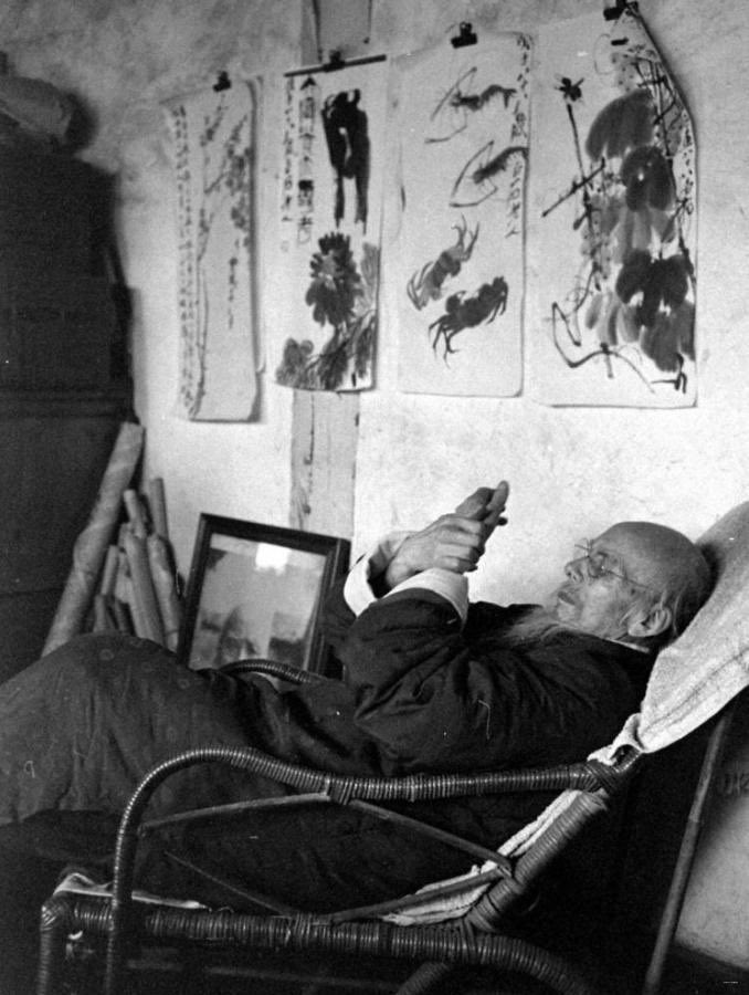 On his IPhone 📱 and a Mac 🖥 on the table? 1954, Beijing. Qi Baishi, one of the most beloved and well-known Chinese artists of the 19th and 20th centuries.