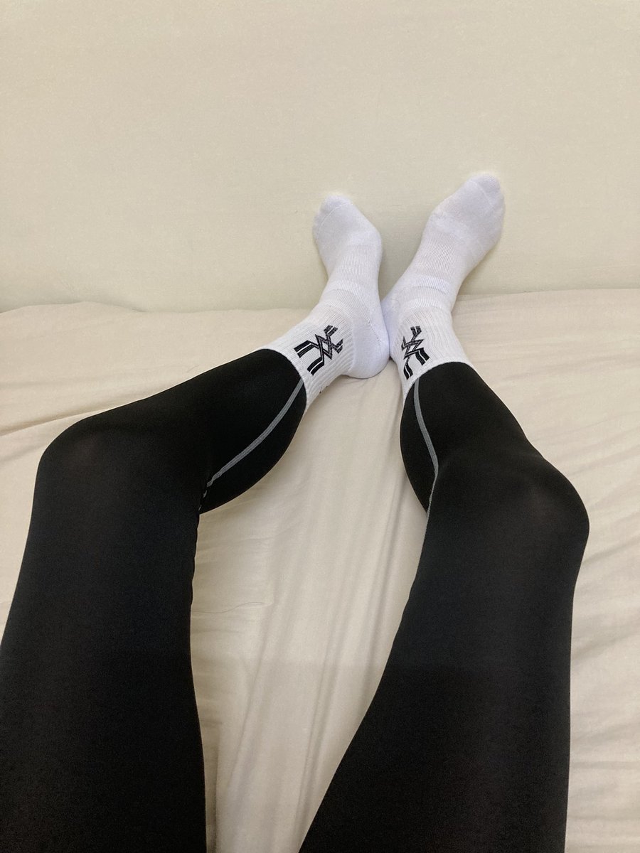 冷冷的天 就要穿緊身跟白襪色色吧🥵
#高雄 #白襪 #情趣襪 #緊身 #束褲 #whitesock #mizuno #legging