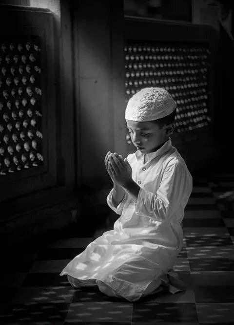 "إذا كان الوضوء سبباً للمغفرة، 
والمشي إلى الصلاة يرفعك درجة ويحط عنك سيئة ..
وانتظارك للصلاة بعد الصلاة رباط..
والدعاء بين الآذان والإقامة لا يرد..
وبعد الصلاة تدعو لك الملائكة ما دمت في مصلاك!
فما ظنك بالصلاة نفسها.!؟