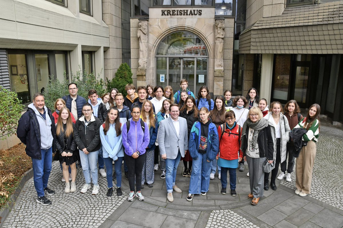 BadziongPascal's tweet photo. Der #Schüleraustausch zwischen WRG #Bendorf &amp; der ungarischen Austauschschule in #Szeged ist lange gelebte #Tradition. Danke für die Diskussion. Ich tausche mich sehr gerne mit Schülergruppen aus, denn die Perspektiven der jungen Generation sind für mich immer Anregung &amp; Ansporn. https://t.co/PBuA5asKzu