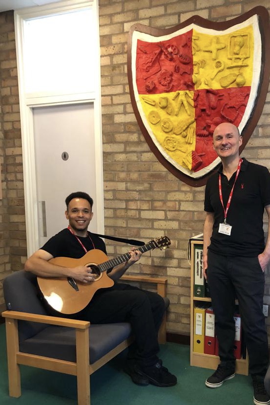 rethinkyourmind's tweet photo. Fantastic day at Mandeville Primary School in Sawbridgeworth as we kicked off #ThePrimarySchoolYellowBook for the 1st of 5 Schools - @musicfromrefuge providing uplifting mental health &amp; #wellbeing sessions. Was great to hear you all in such fine voice on #WorldMentalHealthDay! TY https://t.co/VyuPDpHOfj