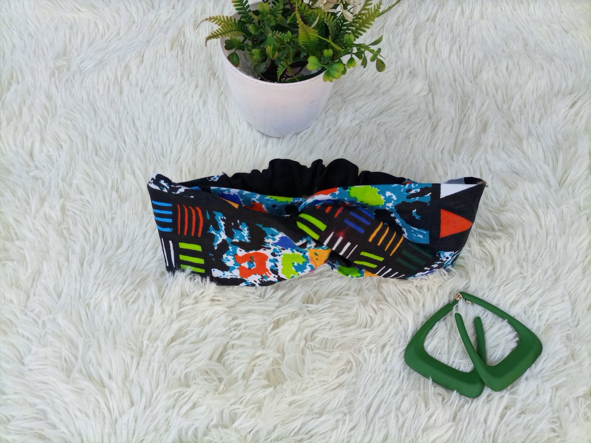 ChitenjeMw's tweet photo. Need one last time to wear those braids without necessarily feeling unkept ? EASY!  Throw in a turban headband and watch it cover all the over grown  edges! 

We have them in a variety of beautiful prints and colours, get yours today! 
#turbandheadbands 

@ChitenjeMw https://t.co/Ach1kQPyqf