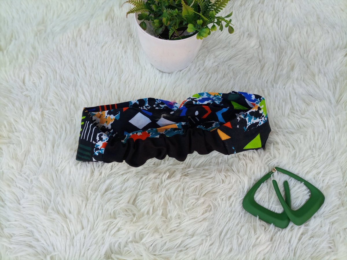 ChitenjeMw's tweet photo. Need one last time to wear those braids without necessarily feeling unkept ? EASY!  Throw in a turban headband and watch it cover all the over grown  edges! 

We have them in a variety of beautiful prints and colours, get yours today! 
#turbandheadbands 

@ChitenjeMw https://t.co/Ach1kQPyqf