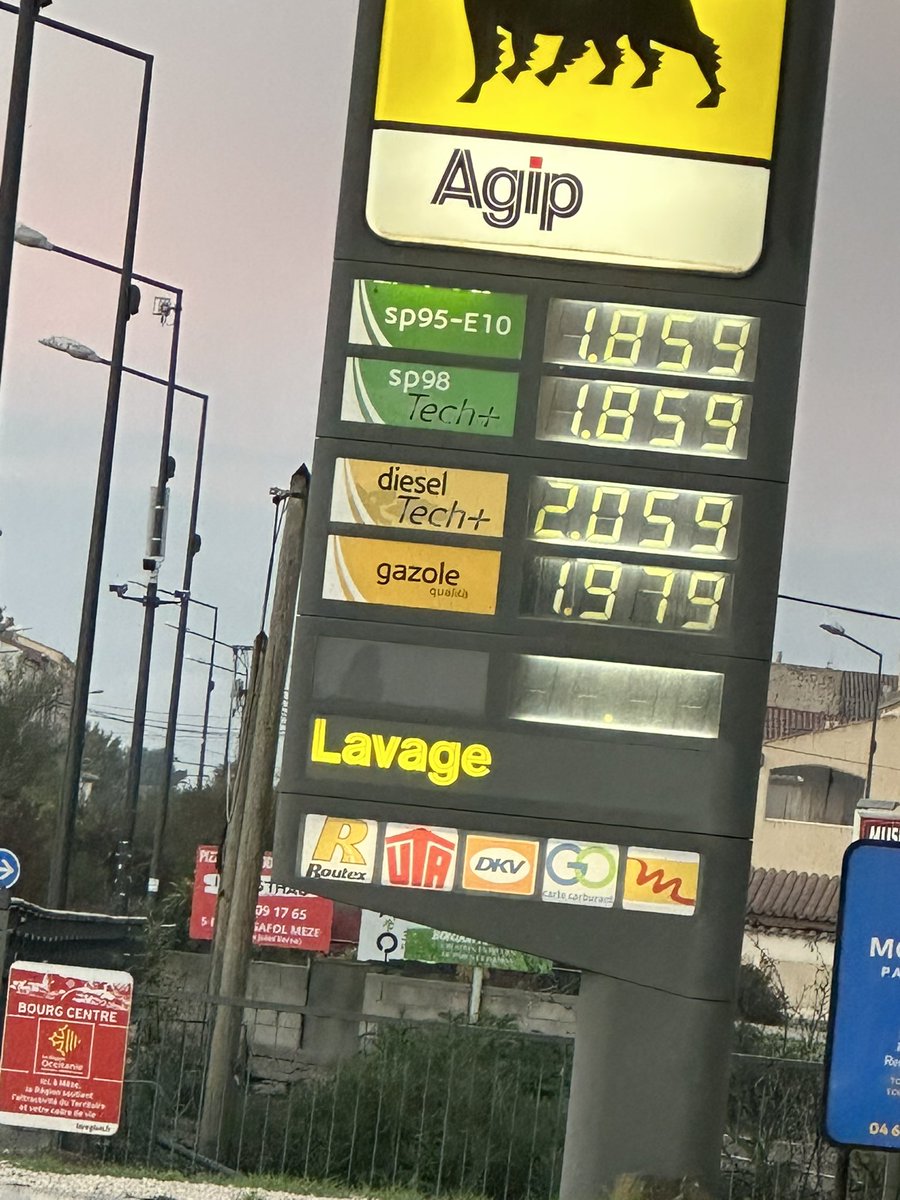 La loi de l’offre et de la demande… Les prix augmentent !

Sinon tout va très bien, madame la marquise !
#Macron #carburants #penurie #penuriecarburant
