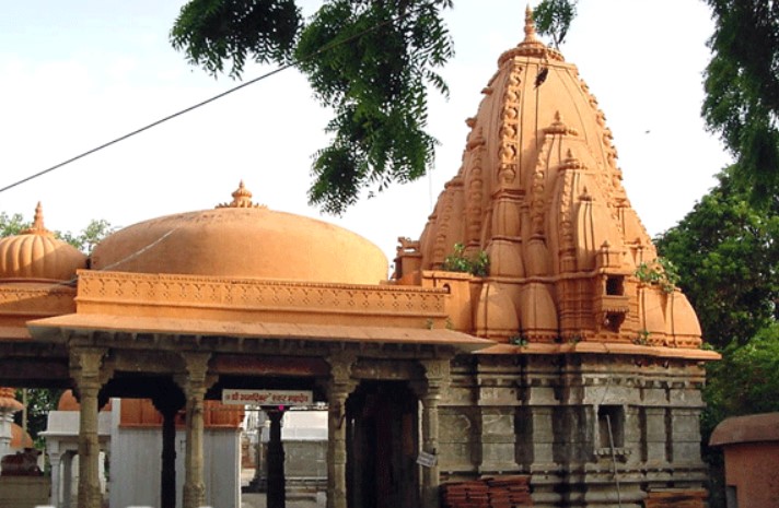 Bole_MP's tweet photo. #मेरे_महाकाल #चलो_उज्जैन
मुख्य मंदिर के दक्षिणी हिस्से में शिंदे शासन के दौरान बनाए गए कई छोटे शैव मंदिर, जिनमें वृद्ध महाकालेश्वर, अनादि कल्पेश्वर और सप्तर्षि के मंदिर प्रमुख। ये मंदिर वास्तुकला की नजर से भी बेहद खास। #JaiShriMahakal #Mptoursim https://t.co/uoYWN6zGaN